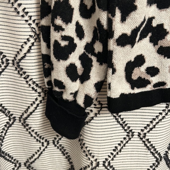 Vince Camuto Animal Print Cardigan - Picture 4 of 6